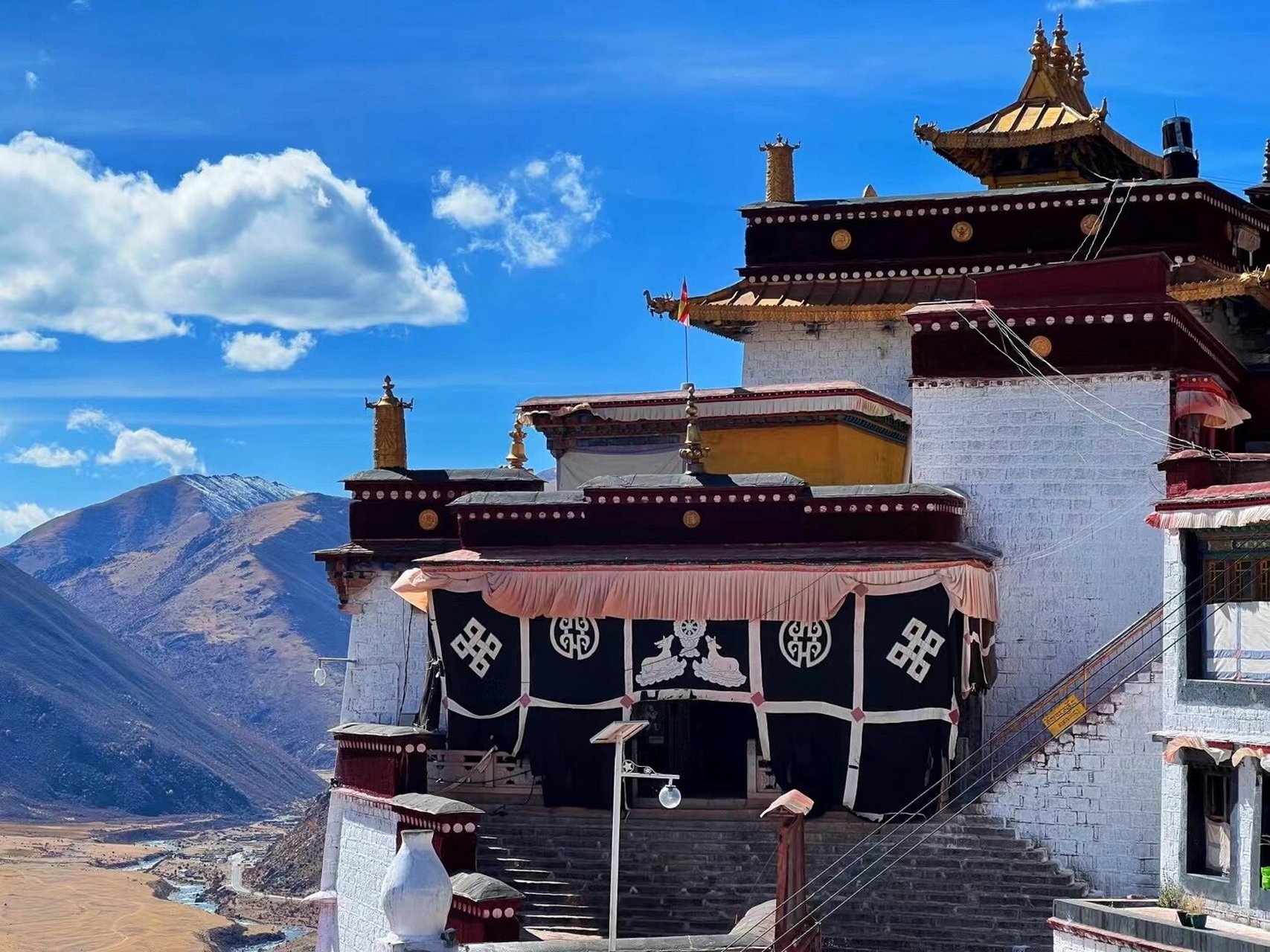 关于直贡梯寺 1,自驾,或者班车拉萨宇拓路路口早晨6/7点 2,想看天葬