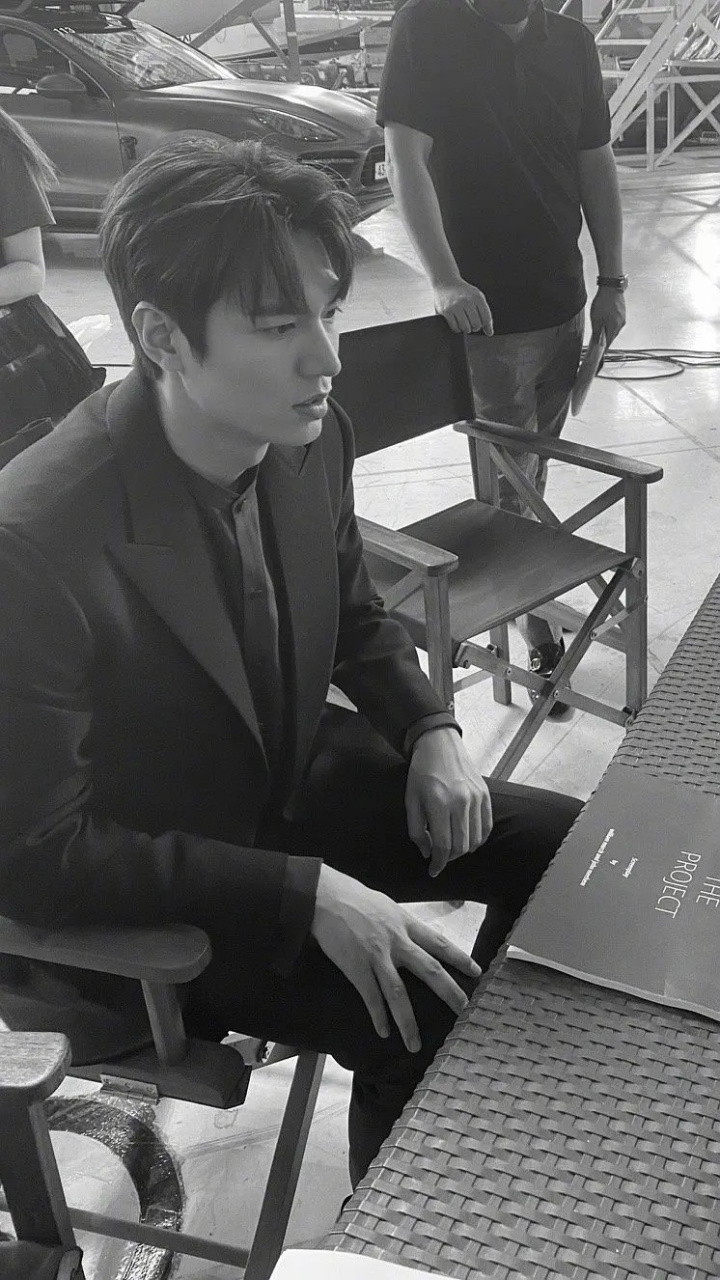 有网友称李敏镐如果搭档长相精致的女星演戏会更有苏感