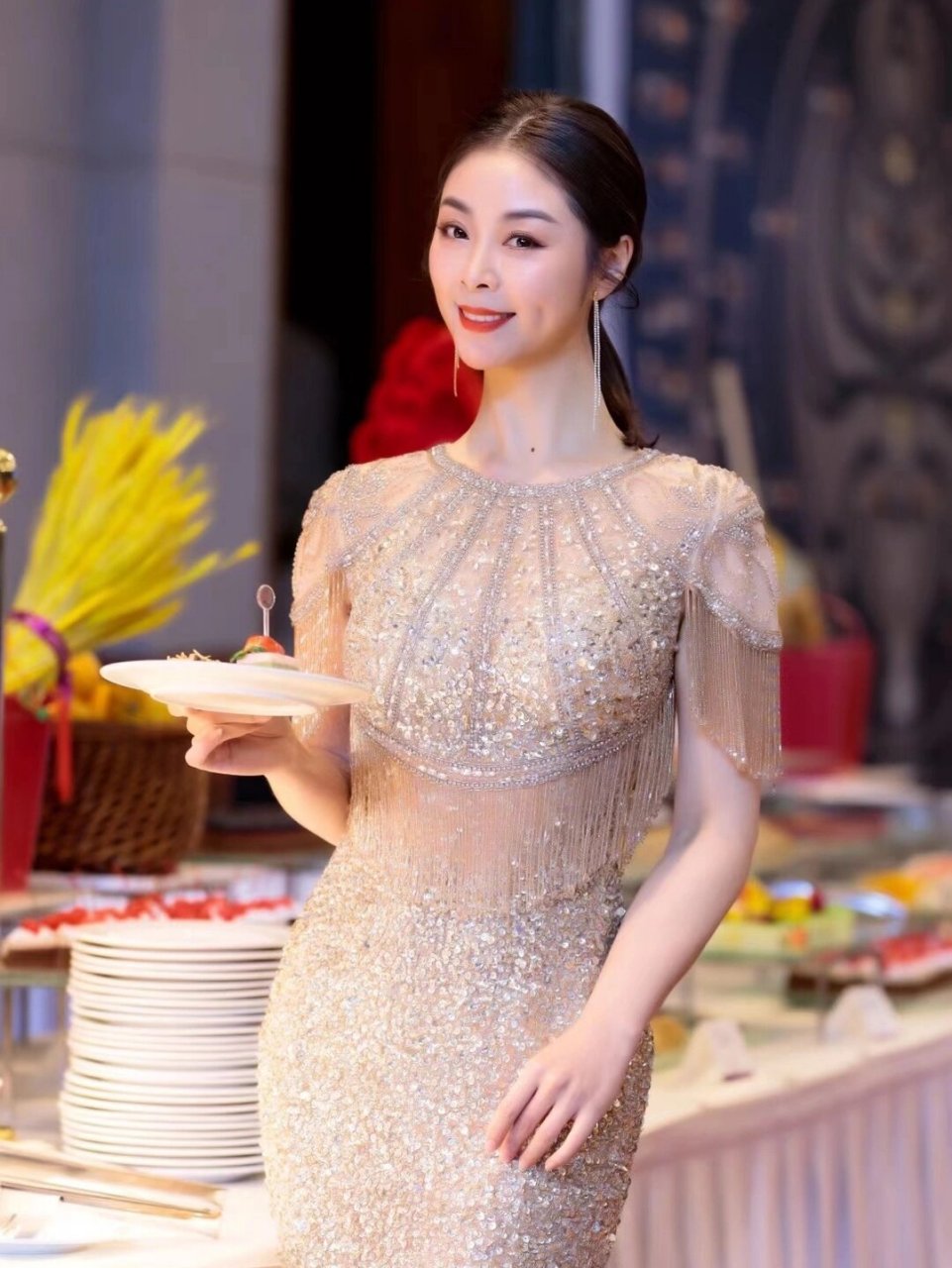 晚宴穿搭|晚礼服必学拍照姿势,让你sl 穿着吸睛的晚礼服去参加一次