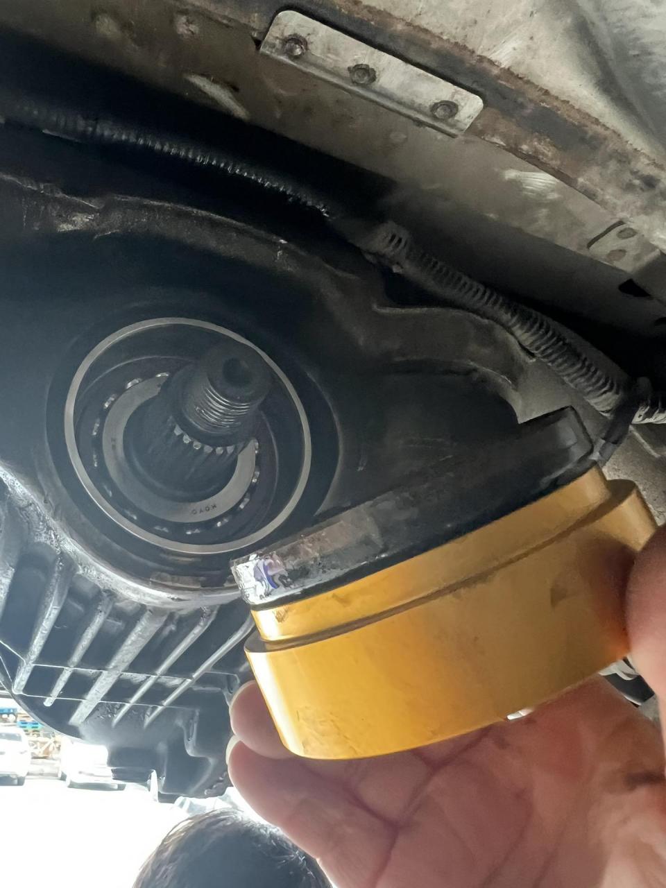 更换后差速器油封,拆半轴有技巧,更换油封使用专用工具变速箱维修