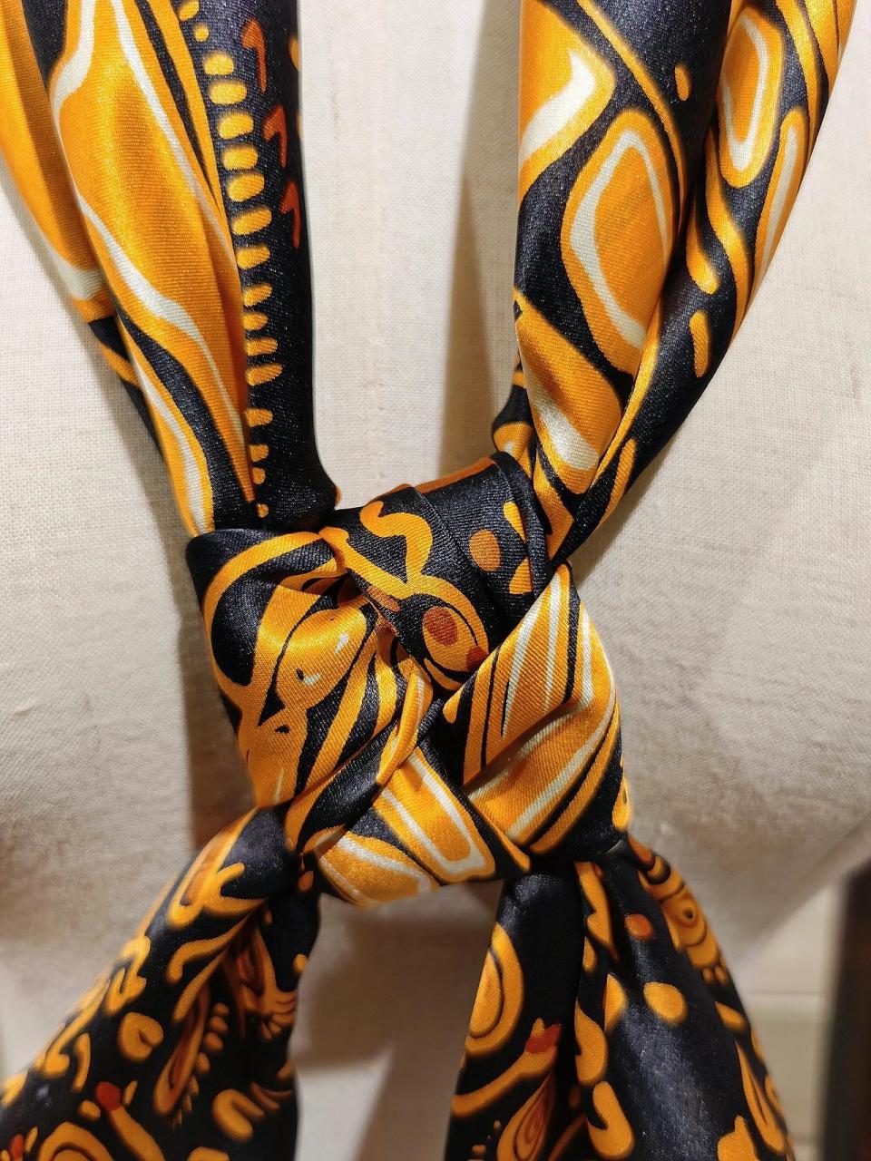 百搭丝巾|田字结系法(爱马仕结) 随着天气越来越冷,要保暖也要俏丽,穿