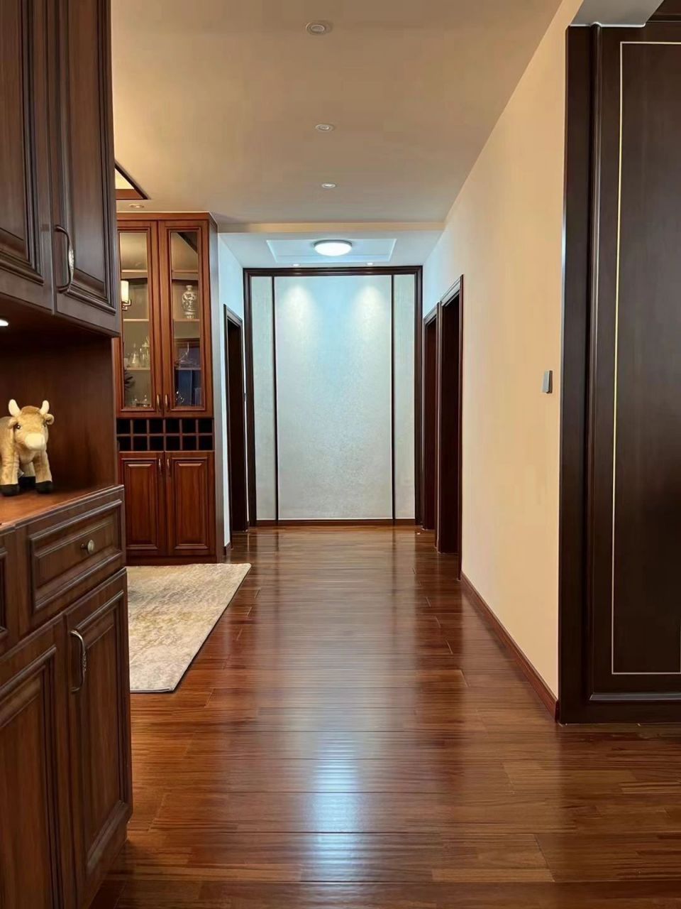 圣象kg8318乌金木 地板是深红色怎么搭配?