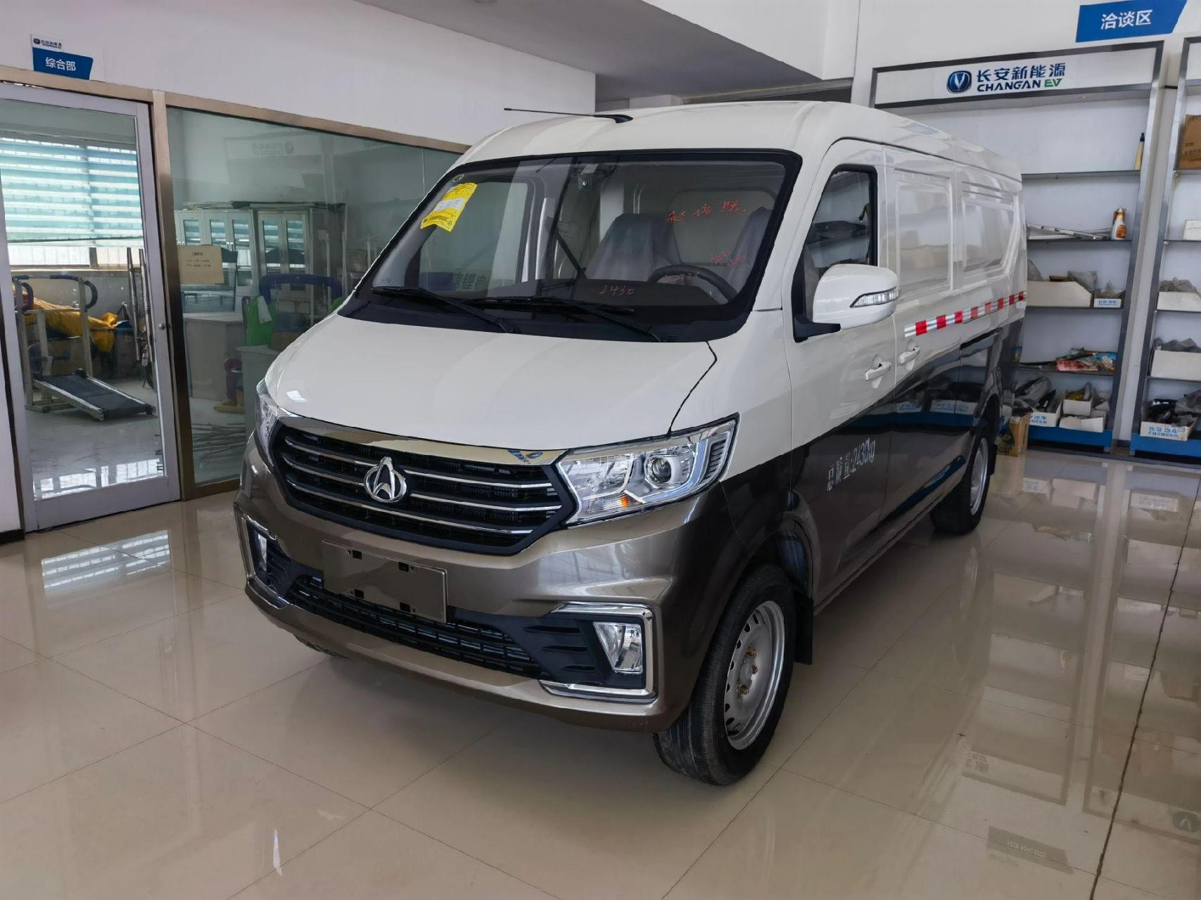 长安跨越星v5面包2座厢货车.