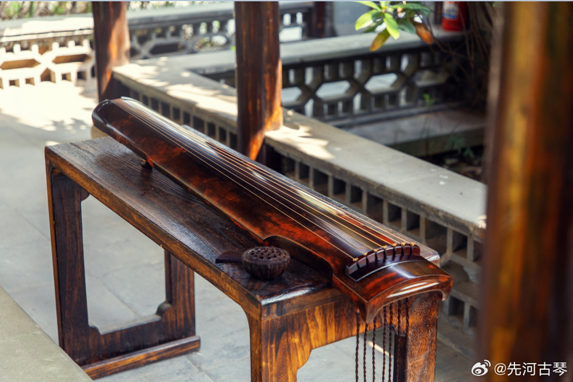 先河古琴#  初学古琴关于琴的摆放 古琴是多弦乐器,体长,面广,非如