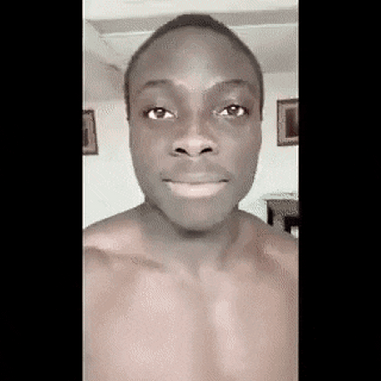 黑人小哥给大家展示自己的一口白牙有多亮眼,黑暗中完全除了牙齿根本