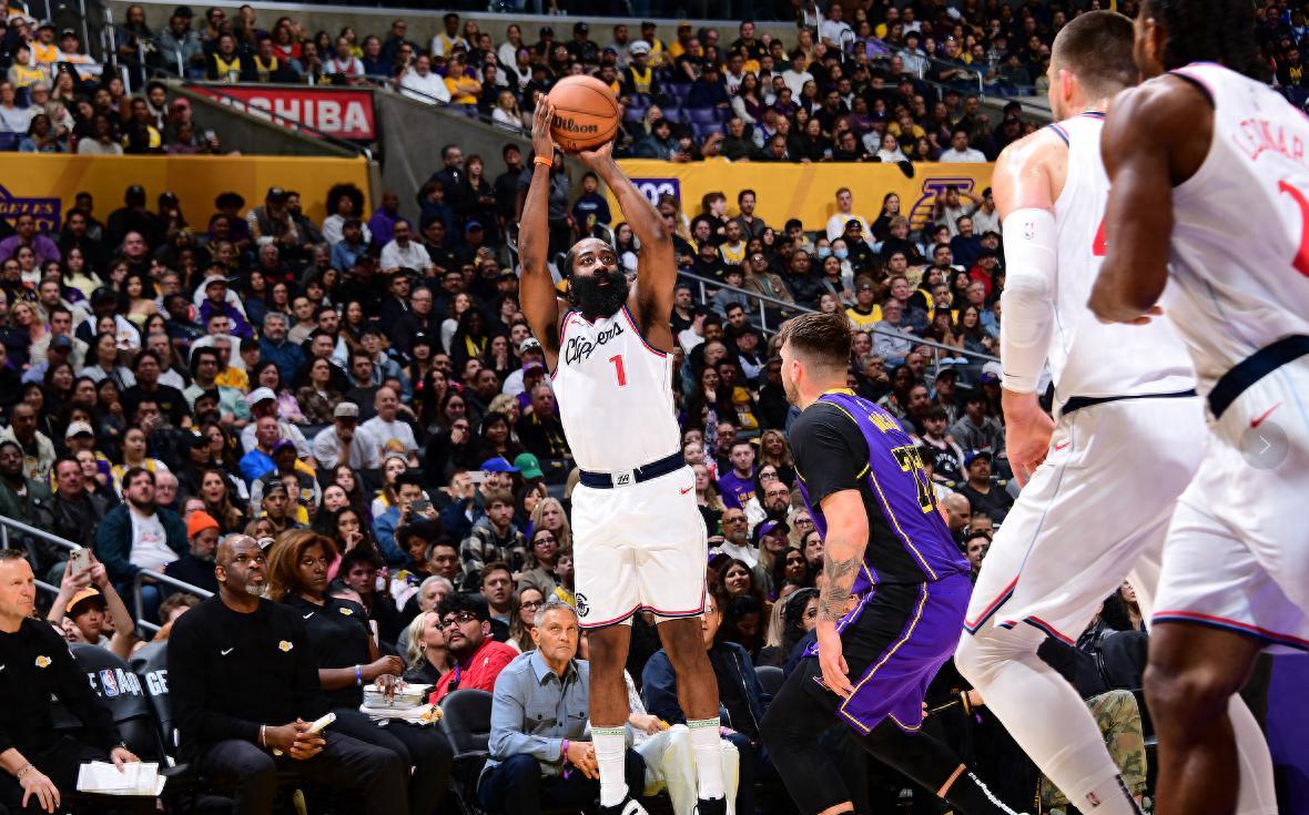 哈登这场比赛的糟糕表现确实让人大跌眼镜,22投仅5中,三分球10投1中