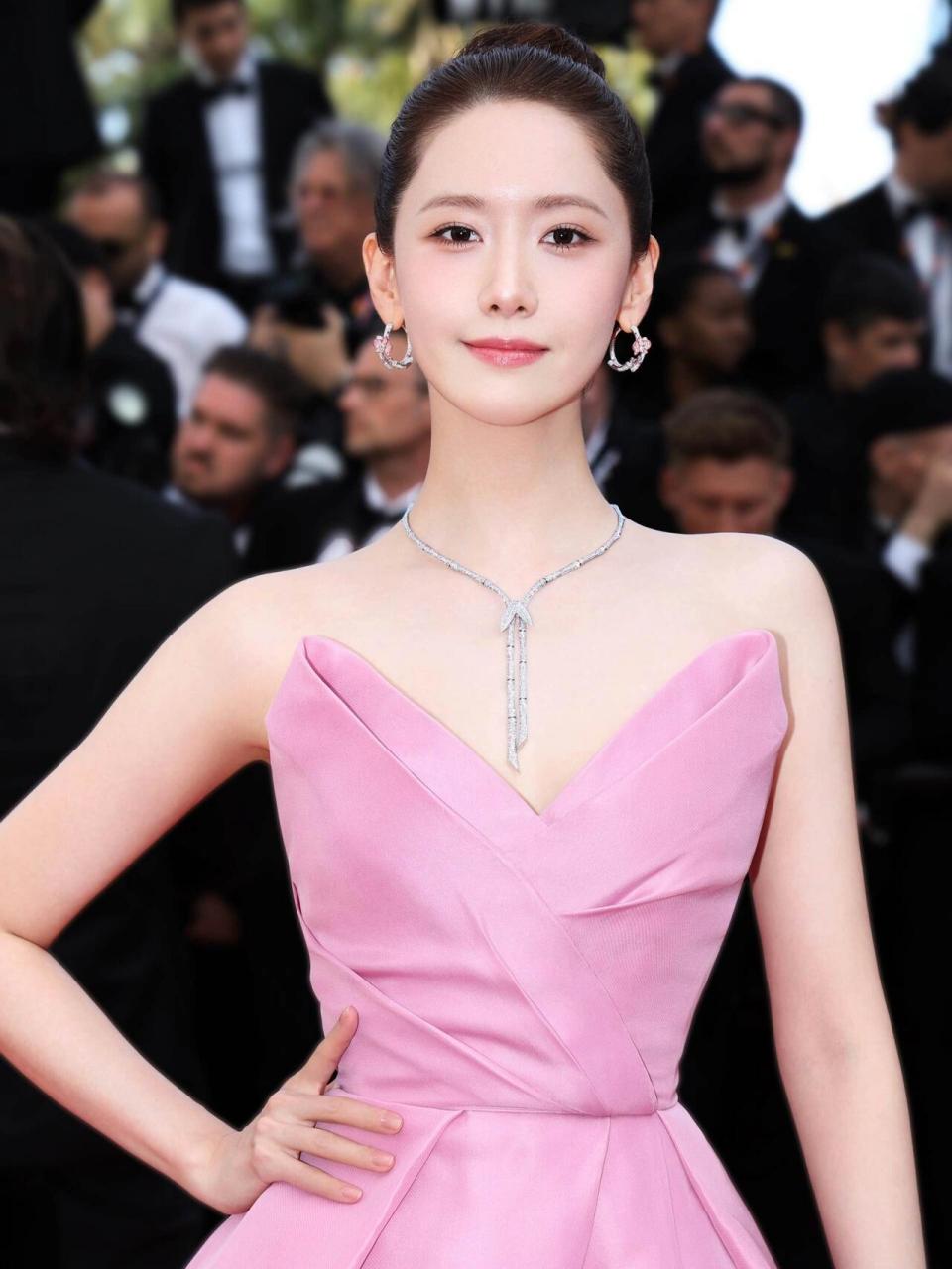 戛纳红毯如火如荼,昨天看到林允儿的,有眼前一亮的感觉.