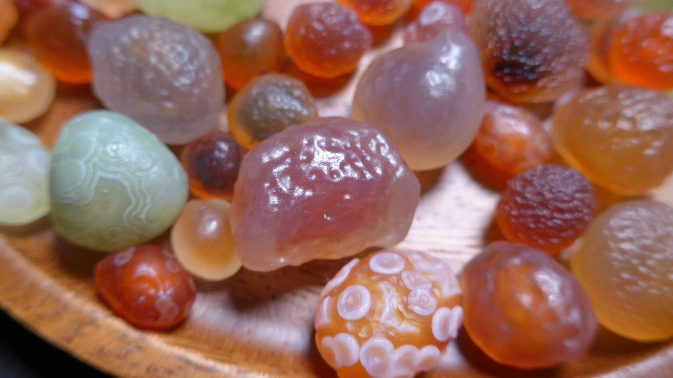 精品阿拉善地表糖心玛瑙 也不全是阿拉善,混有几颗绿糖心玛瑙与花眼