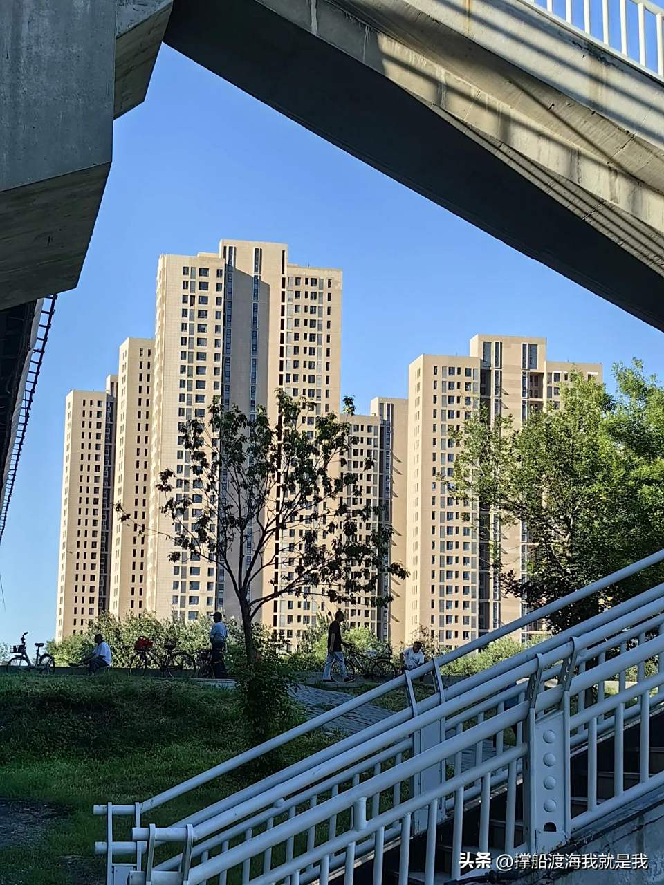 看到这张照片,你首先看到的是不是框架中间的楼房?