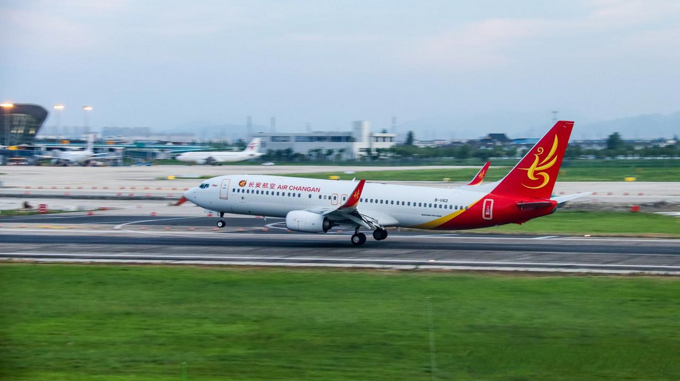 长安航空波音737-800,降落宁波栎社国际机场13跑道.