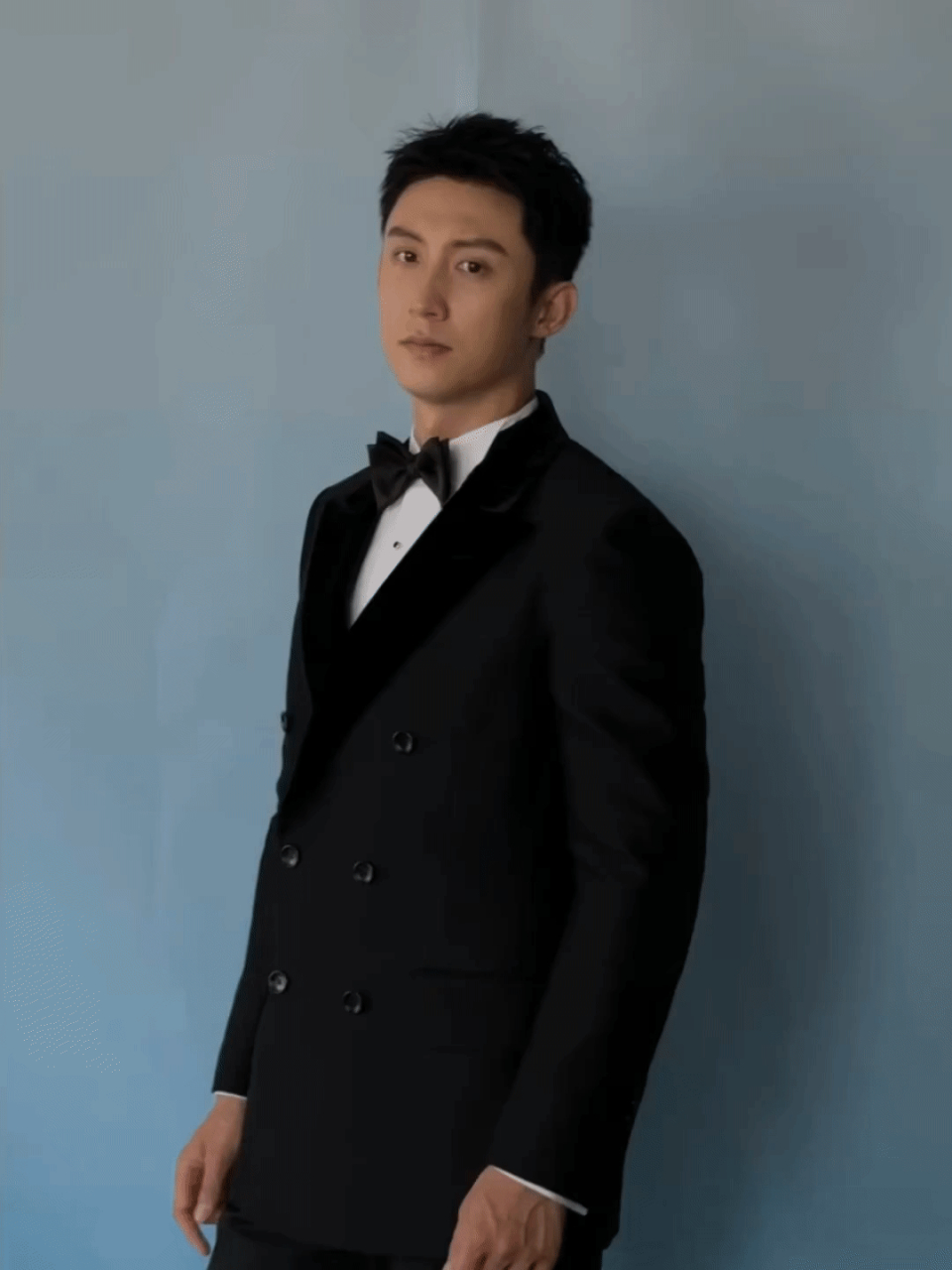 黄景瑜华表奖出发look上线,一身黑色西装造型让整个人显得霸气又干练!