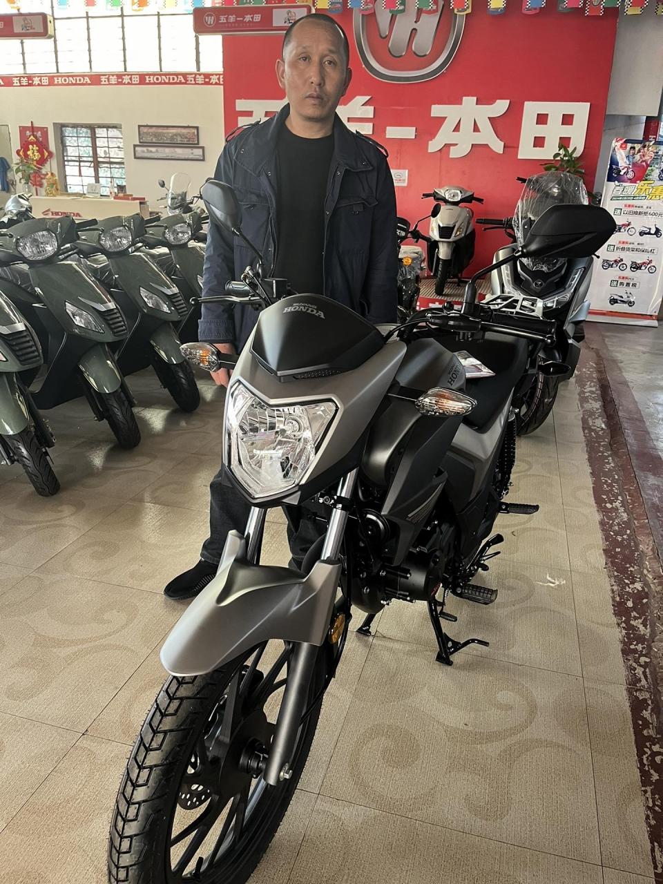 帅哥喜提五羊本田帅影150