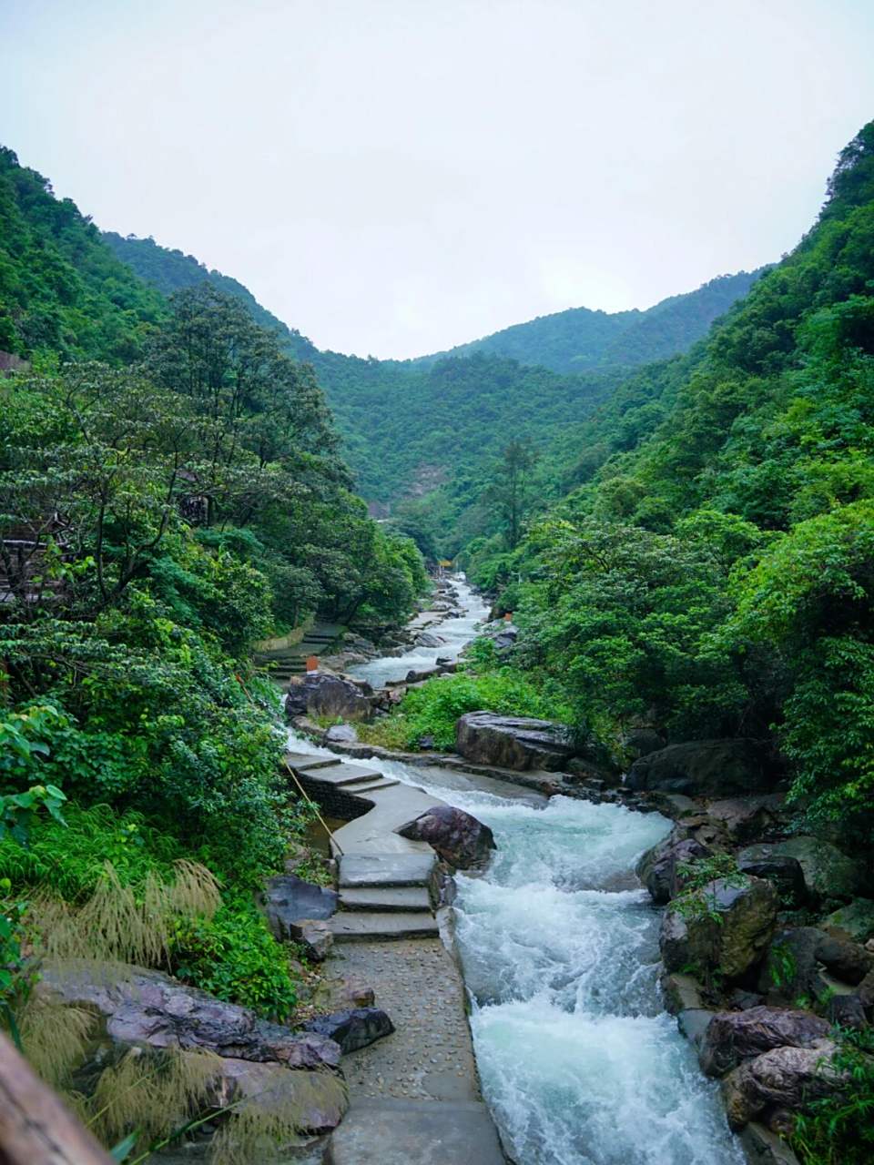 黄腾峡景区位于广东省清远市,是广东地区的漂流胜地.这里有4.