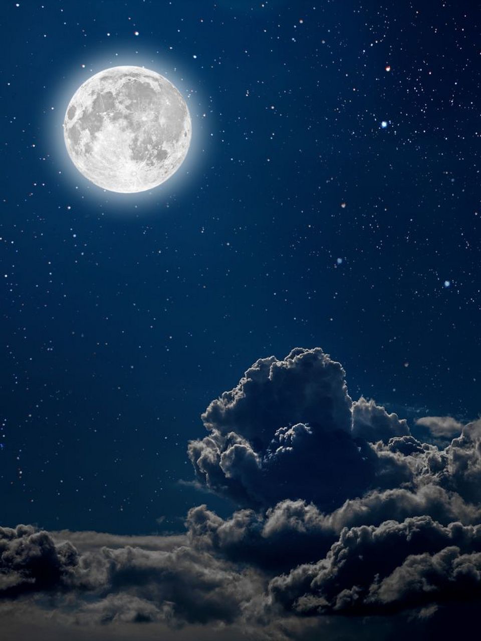 繁星点点,像细微的钻石粉末,洒在静静的夜色里.