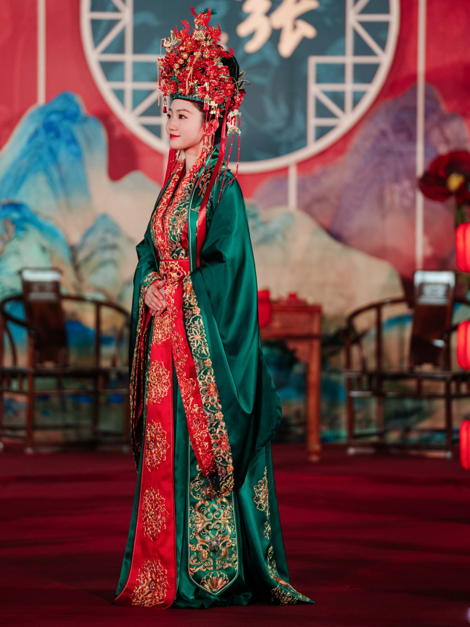 这一对中式婚服是华芬嫁衣工作室匠人团队精心制作,采用了宋制汉服的