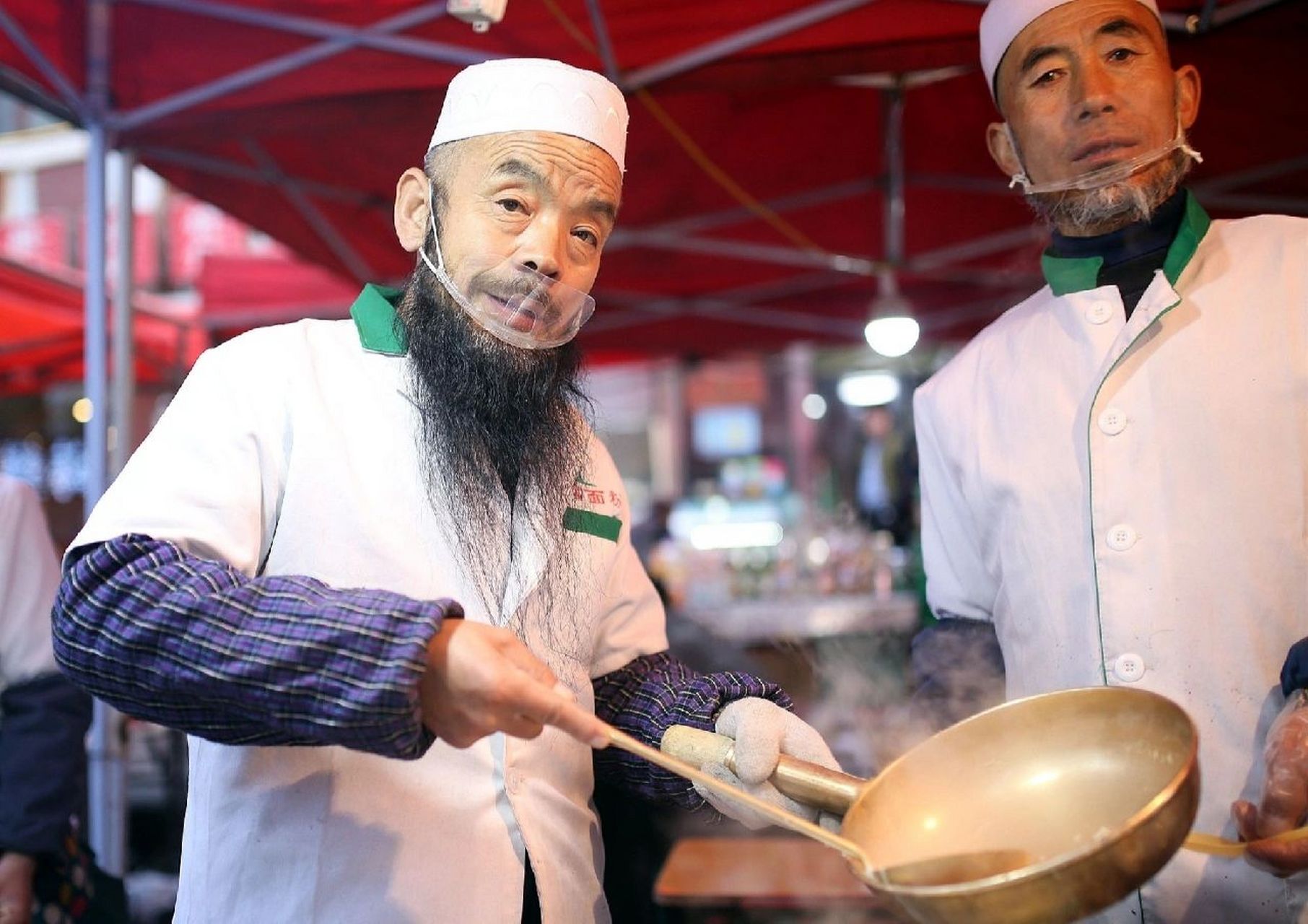 回族的特色小吃: 饊子,切糕,羊雜湯,驢打滾,艾窩窩,栗子糕,豌豆黃