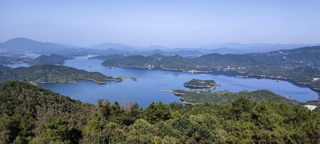 斗方山风景区位于大别山南麓