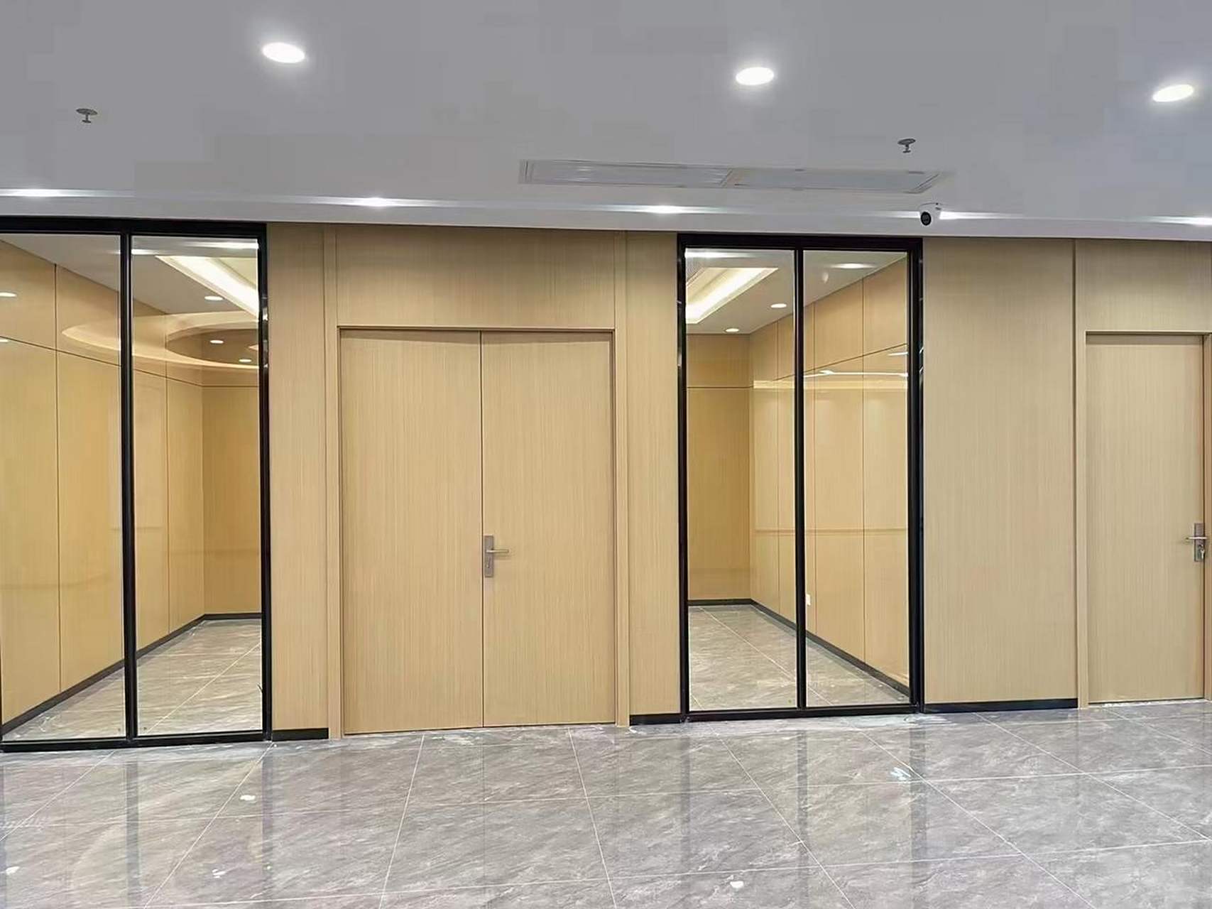 木饰面大板中型办公室装修图片分享