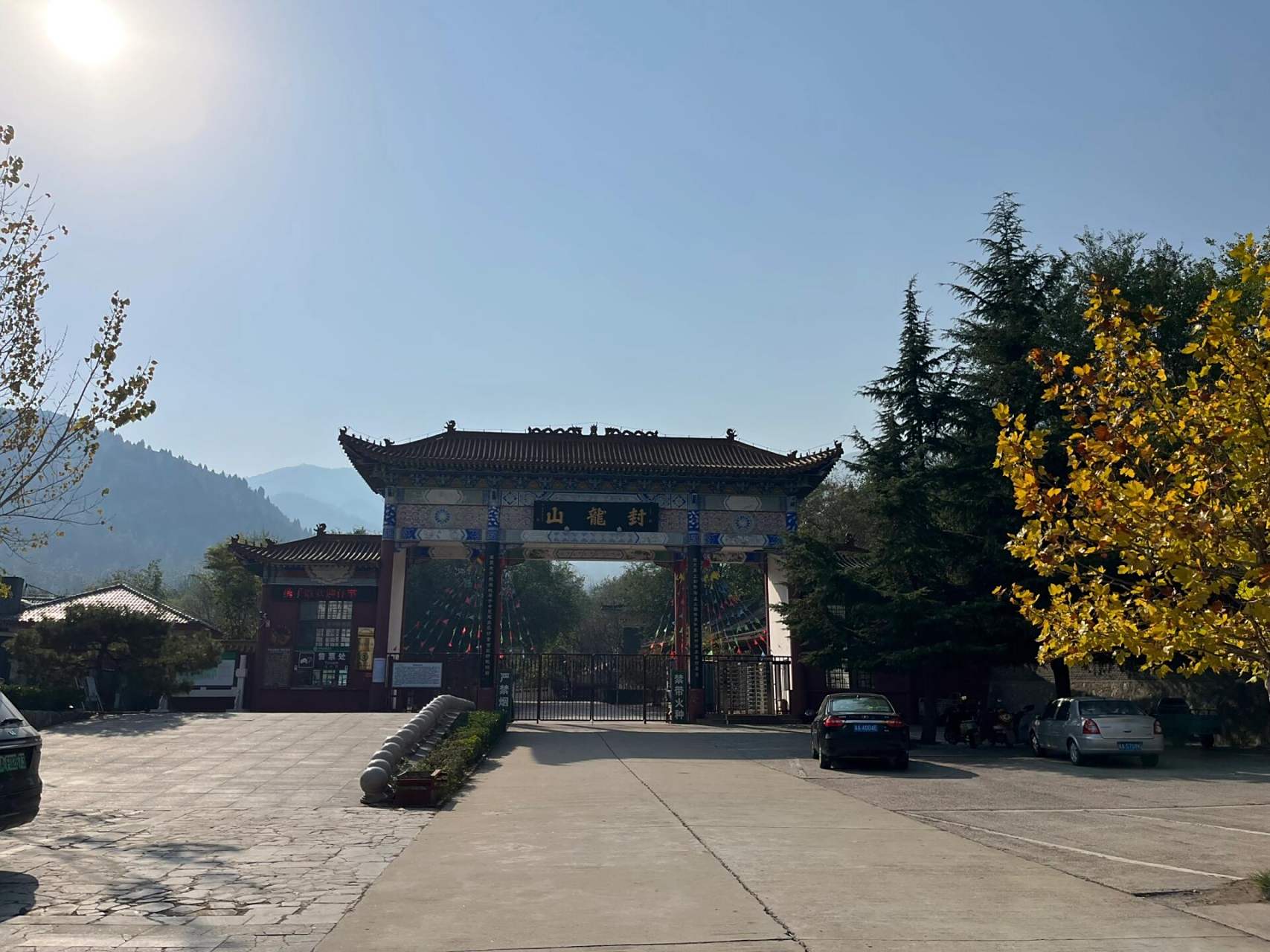 地理位置:封龙山位于太行山东麓,距离石家庄市区大约25公里,交通崩