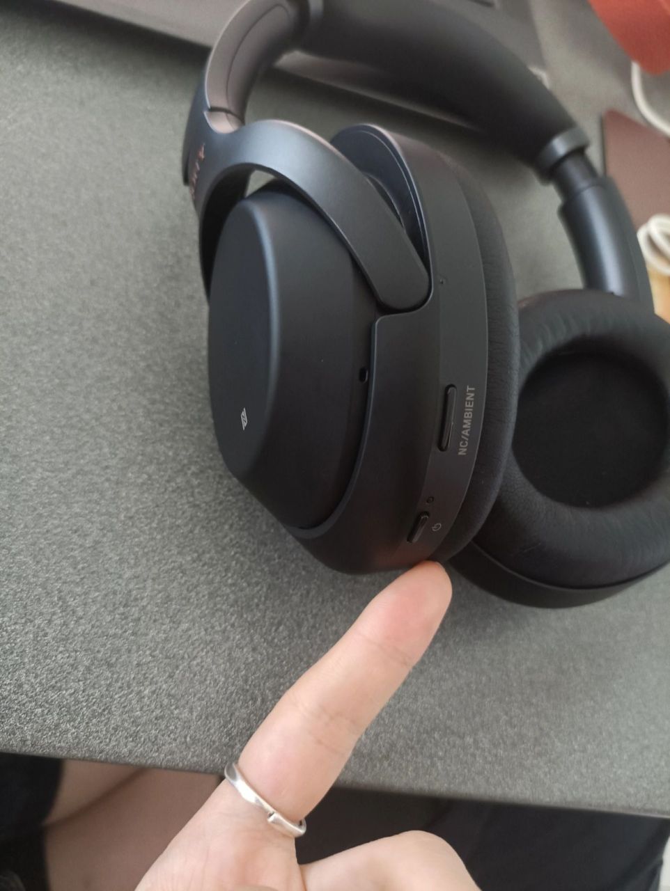 sony xm3基础使用方法 开机:长按电源键3秒(电源键