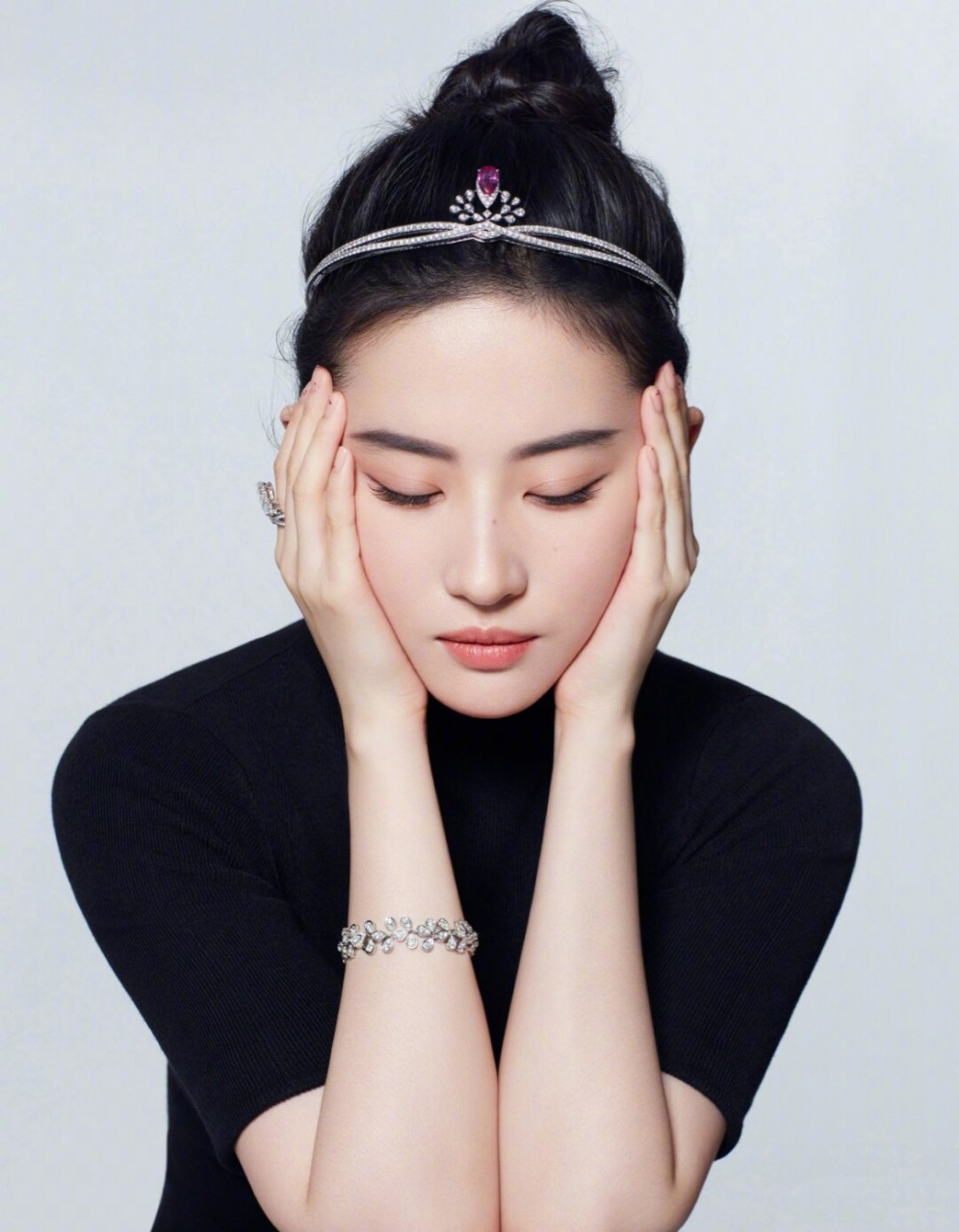 高盘发  chaumet钻石冠冕,刘亦菲这组造型太惊艳了,真61迪士尼在职
