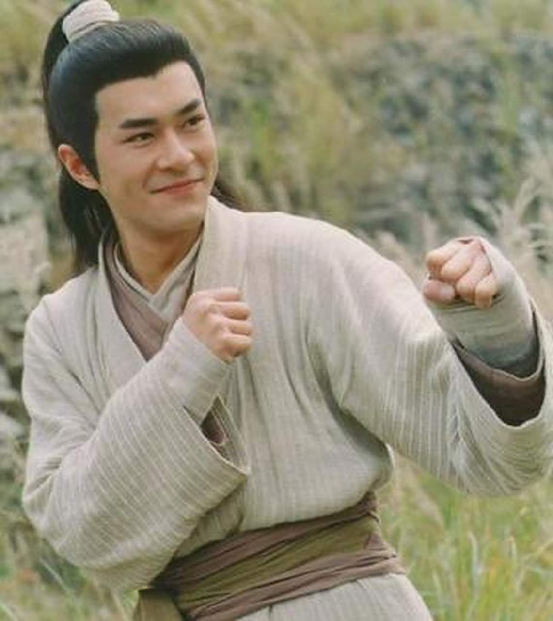 有一次,古天乐出席一场慈善晚会,黄晓明就去问他要签名,只见古天乐一