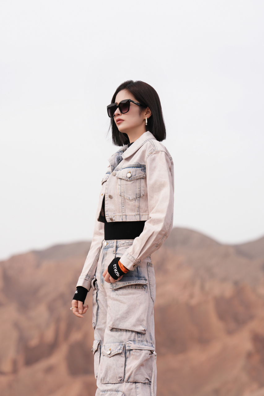 颖儿超话 跟颖儿yinger 一起开启吐新疆鲁番之旅97 送上一组墨镜