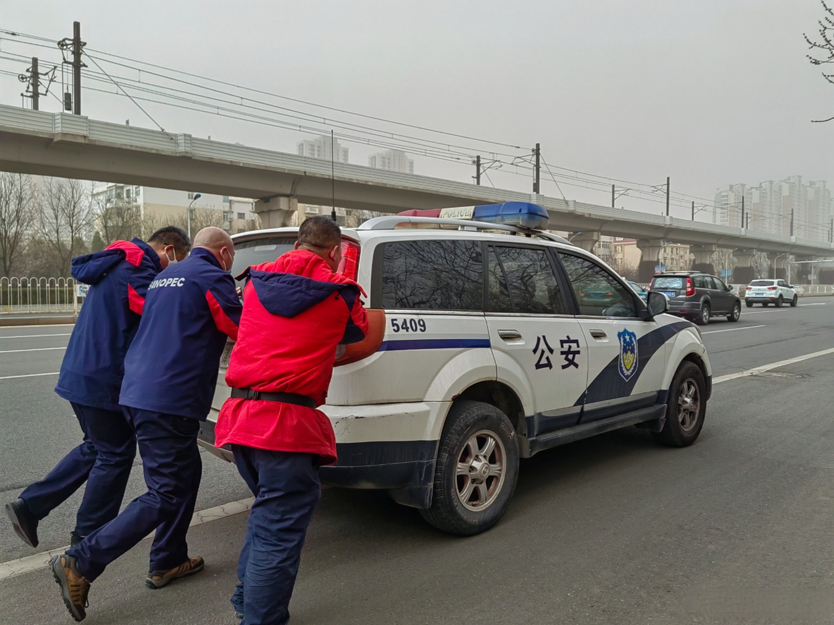 警车缺油,关键时刻加油员合力"推车"】 "我车子没油了,但是我现在有