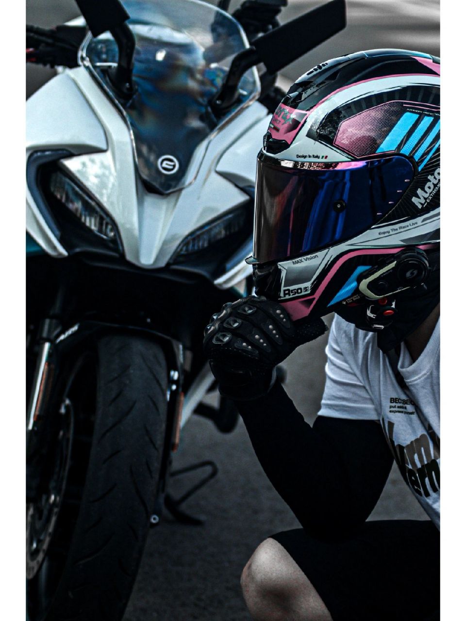 每个男孩都有一个机车梦 2.机车多浪漫啊,一次只能送一个人回家 3.