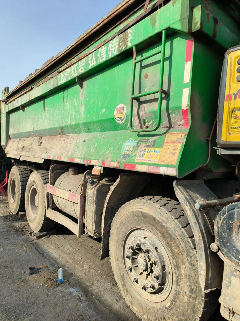 绿皮杰狮小前四后八渣土车