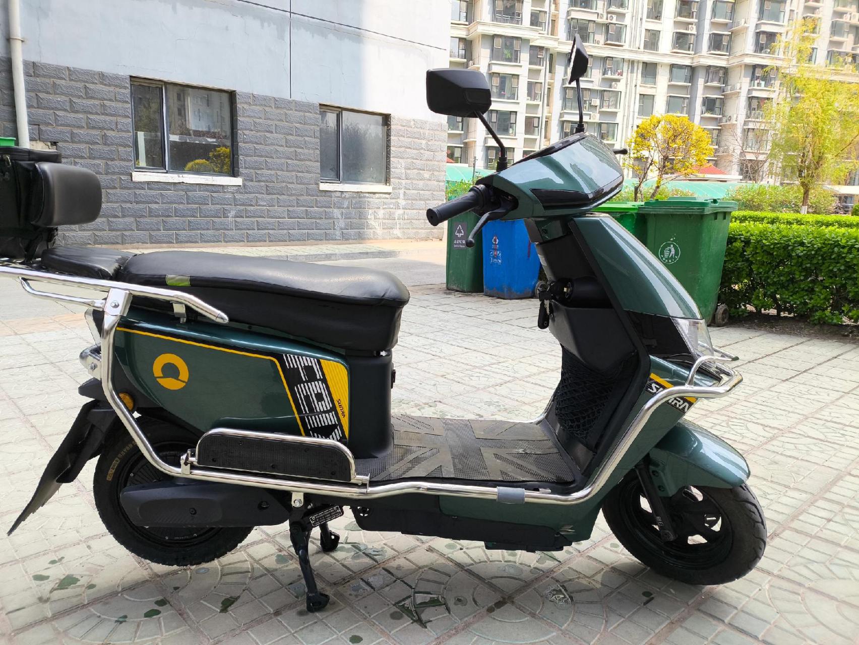 新日新国标电动车,96伏20安(八块电瓶),刚安全行驶几个月,车况精品,已