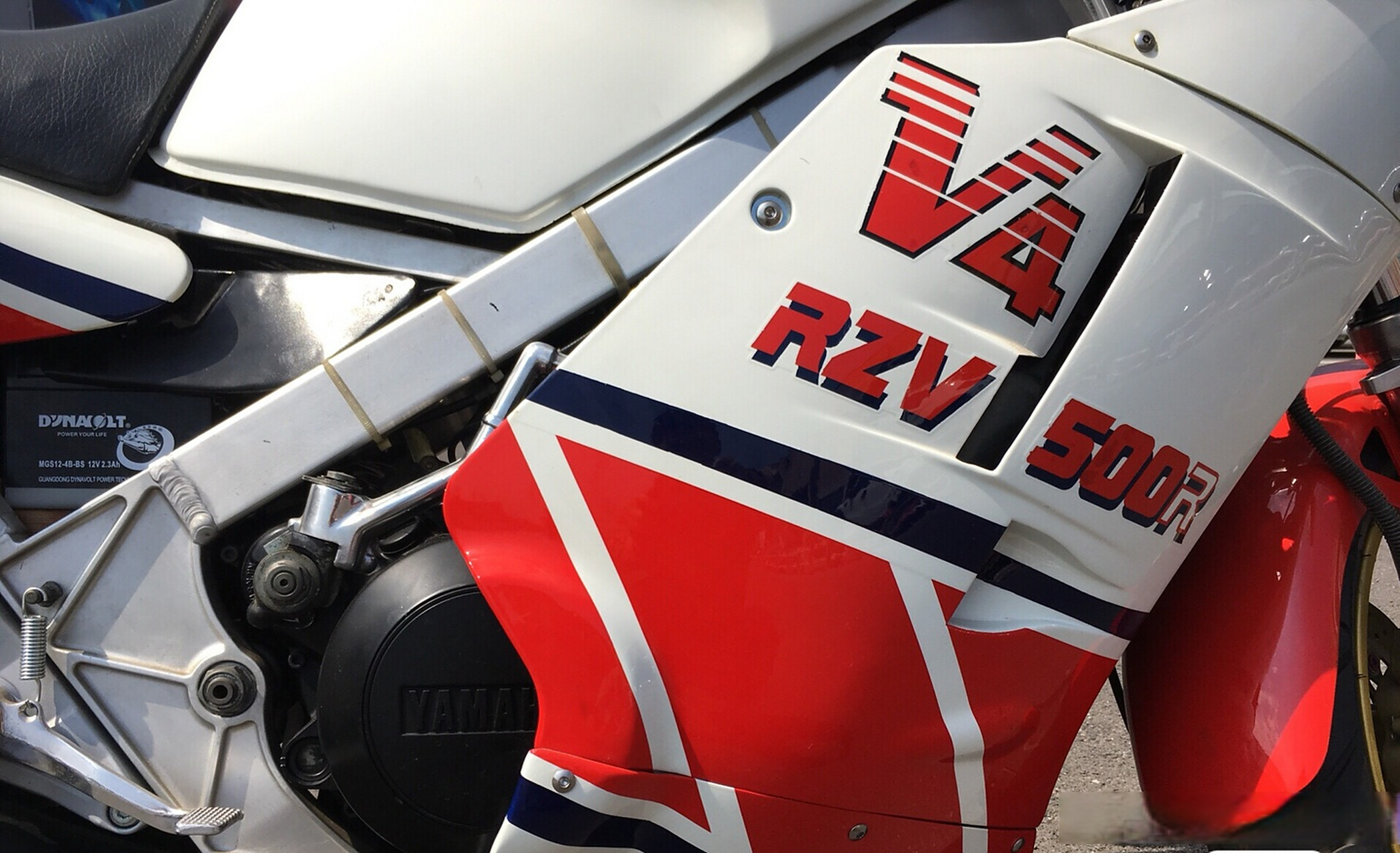 在某鱼看到的北京车友出售,14万元的雅马哈rzv500,四缸四排气管,500cc