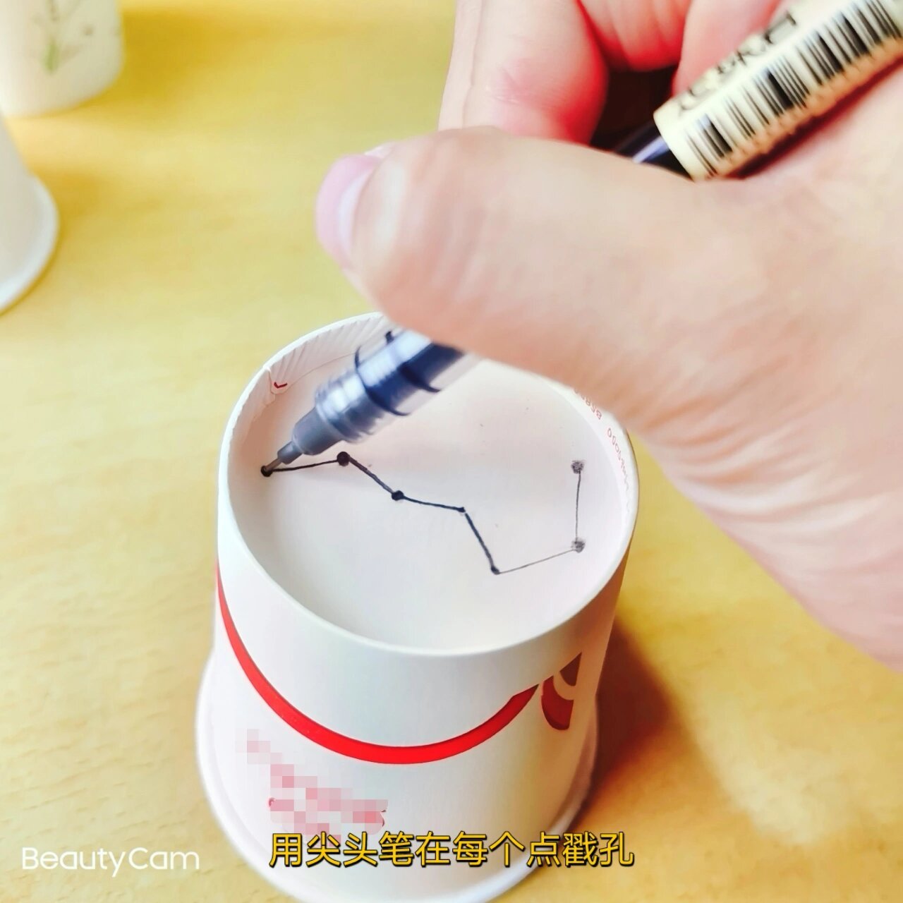 注意: ✨投影时,不断调整手电筒与纸杯的距离,直到找到一个最清晰