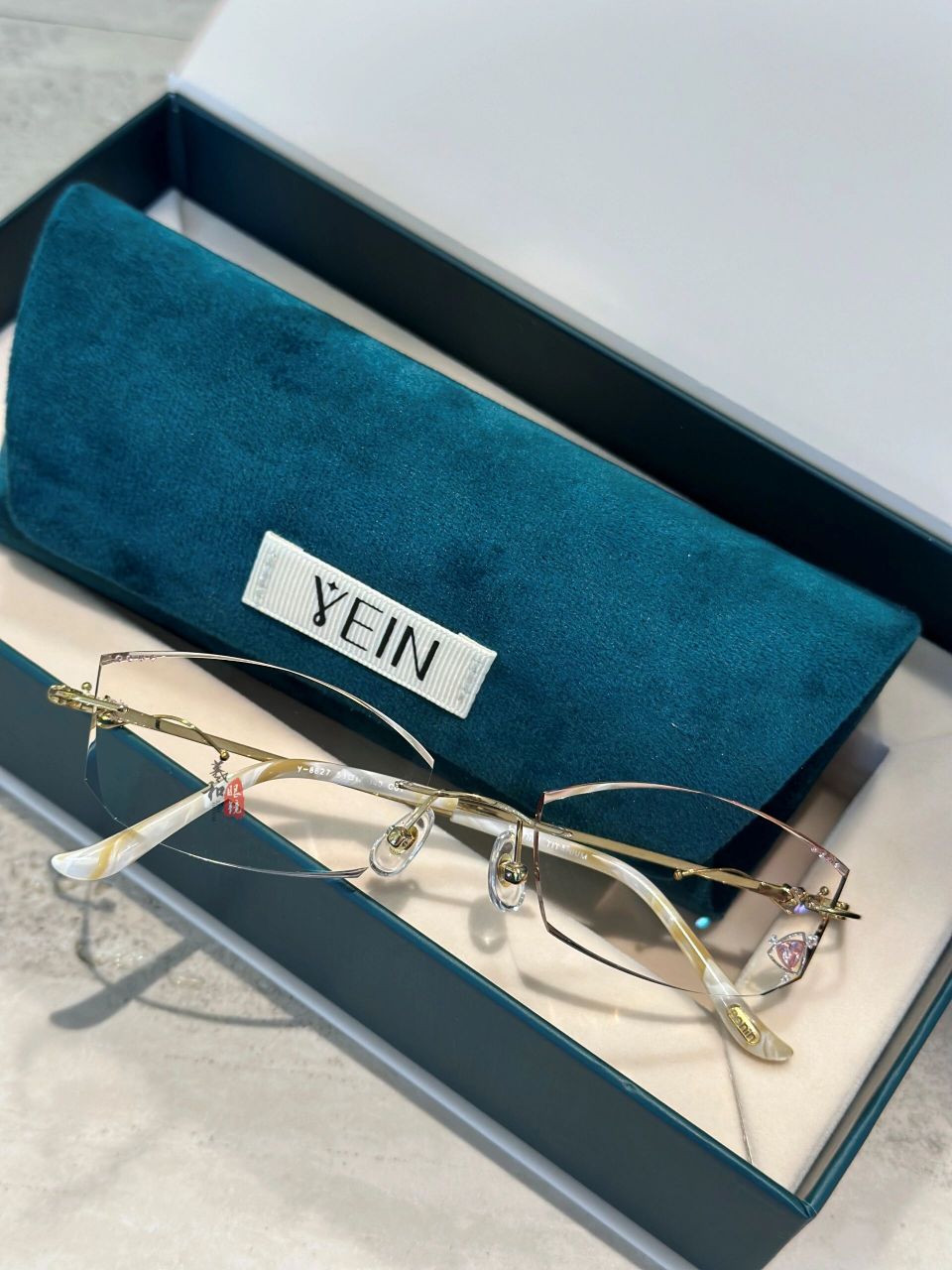 女明星们都在戴的无框钻石切边眼镜 82魅影无框眼镜——明星都钟爱