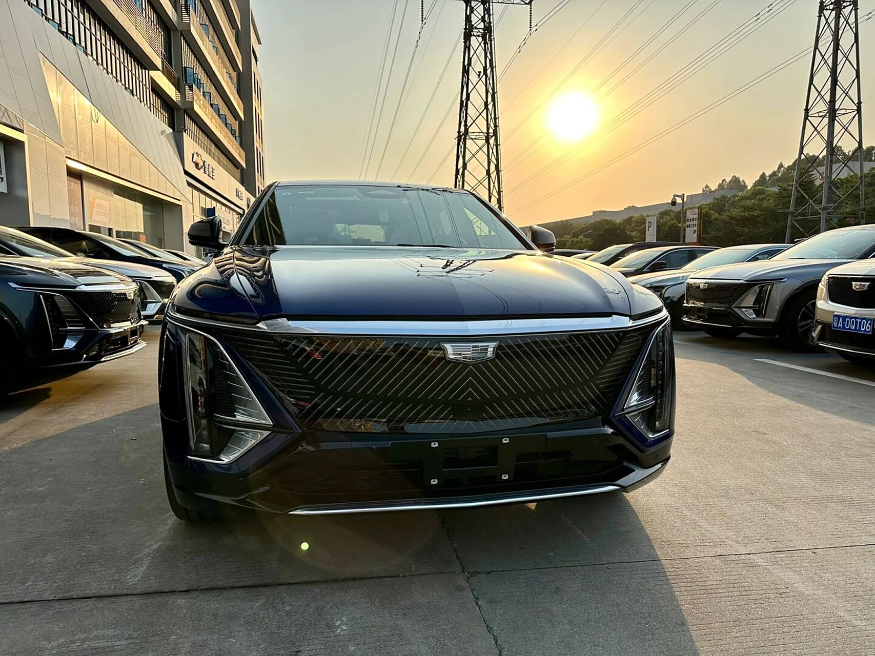 本应广州首台凯迪拉克lyriq锐歌暗蓝尊享 聊一些和手机无关的,7月大定