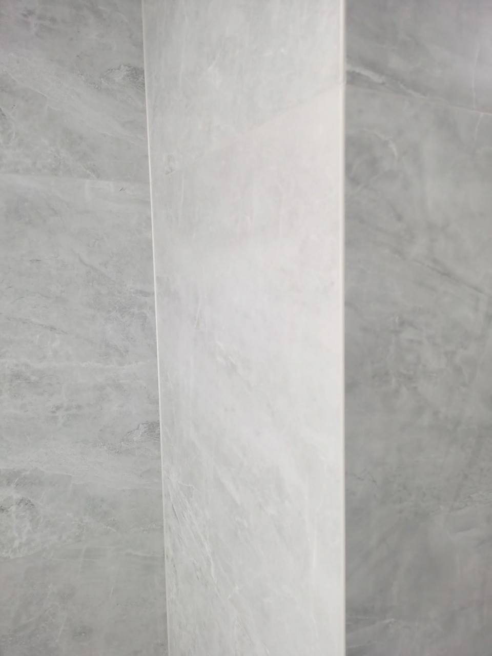 灰色瓷砖最适合的美缝颜色 灰色地砖也可与银色细光饰面配合,其代表