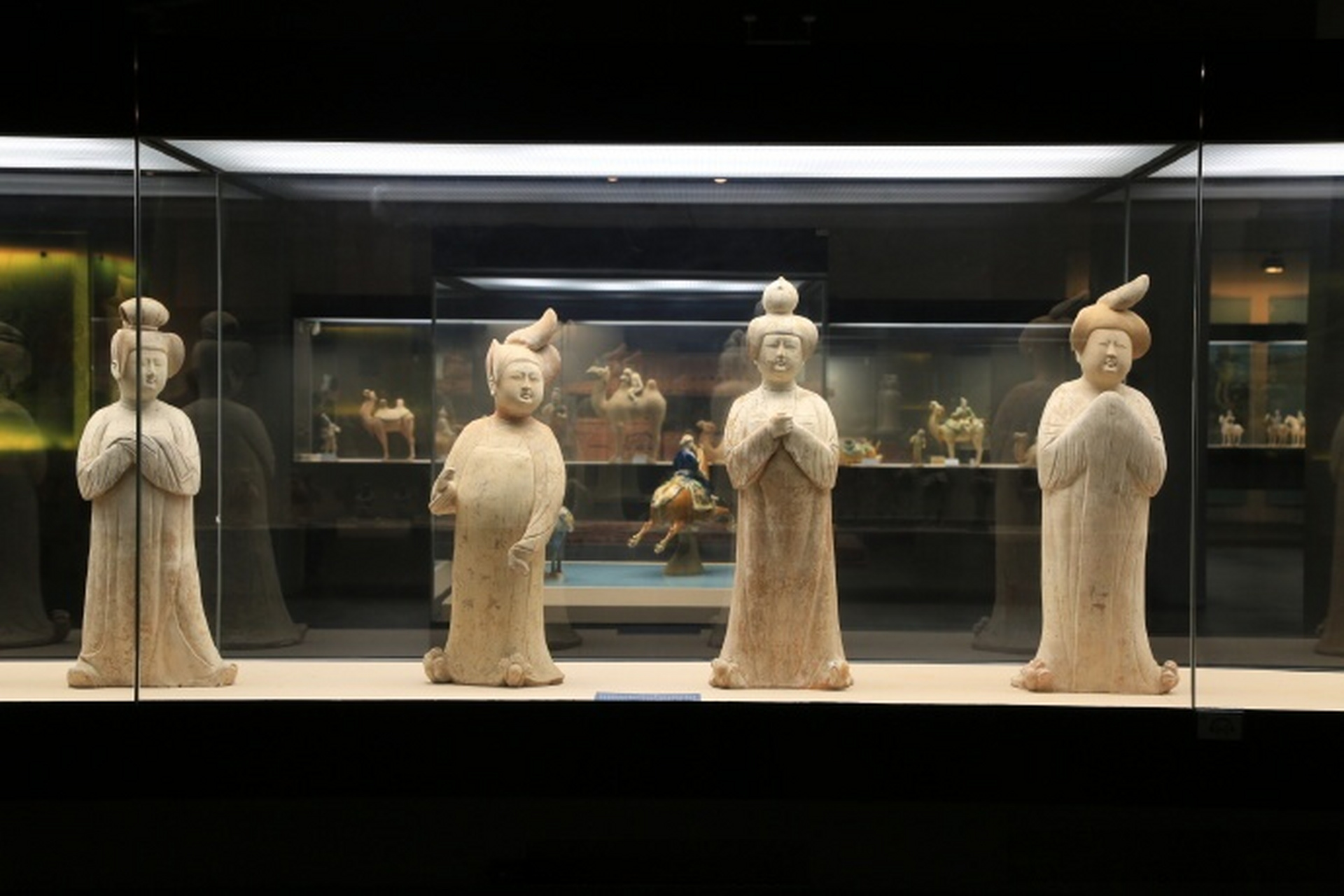 西博文物精华# 【唐代仕女俑】这些陶俑体态丰腴,襦裙曳地,云鬓高耸