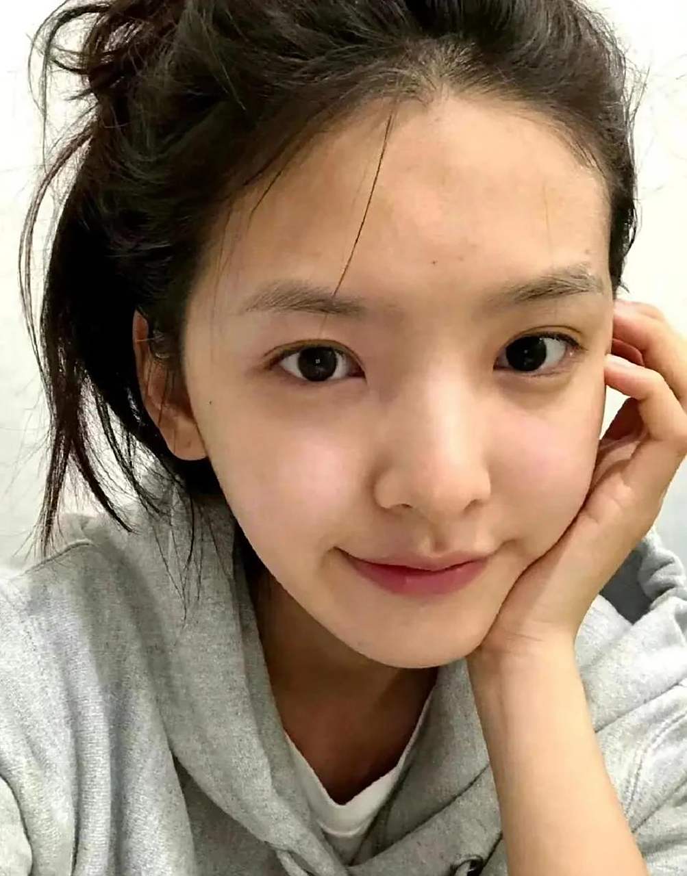 女明星素颜照和普通女生差不多,大家不要容貌焦虑,她们只是五官凑起来