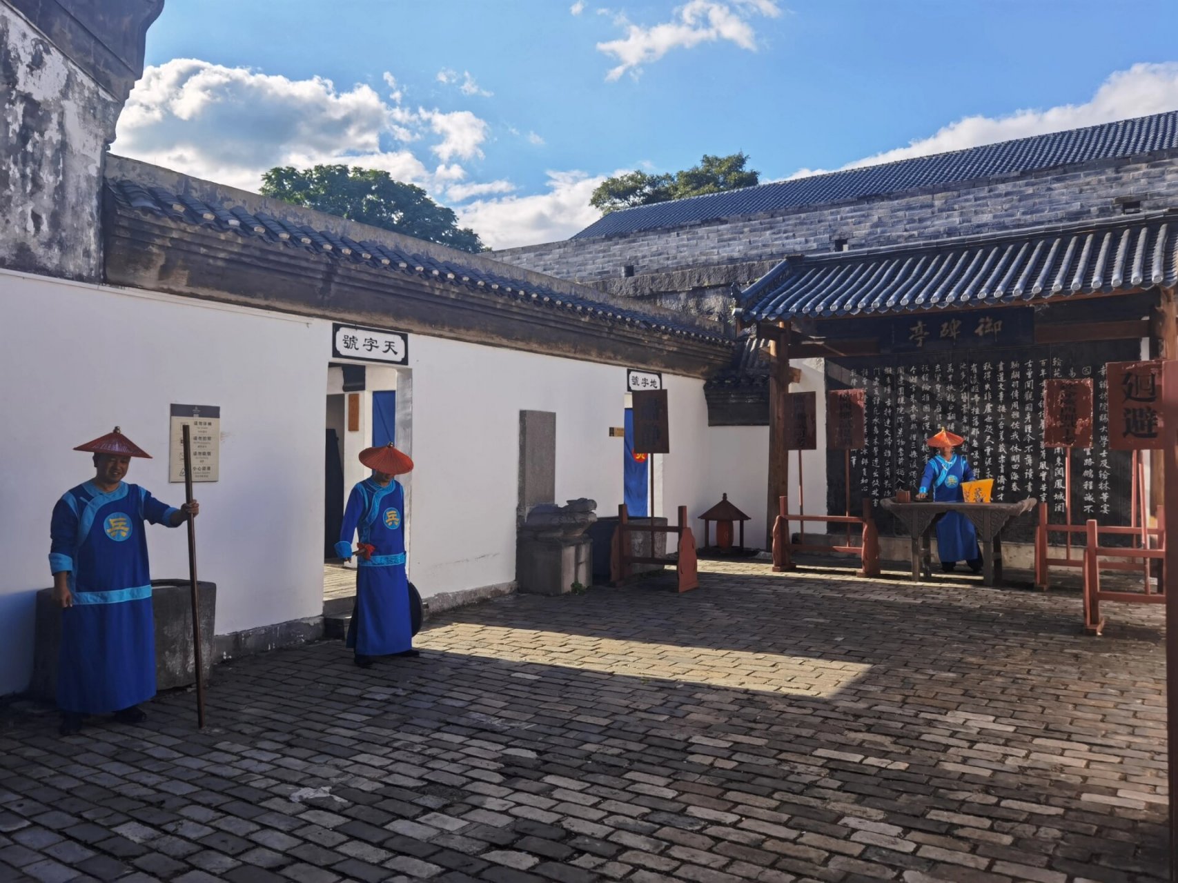 桂林 靖江王府(独秀峰) 靖江王府是明朝藩王靖江王朱守谦的藩王府