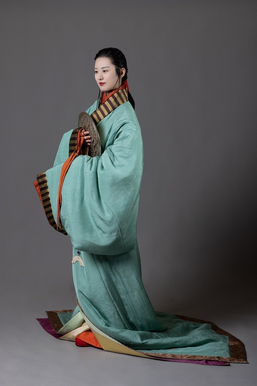 战国贵族女子装束复原#:这种服饰也挺好看的.