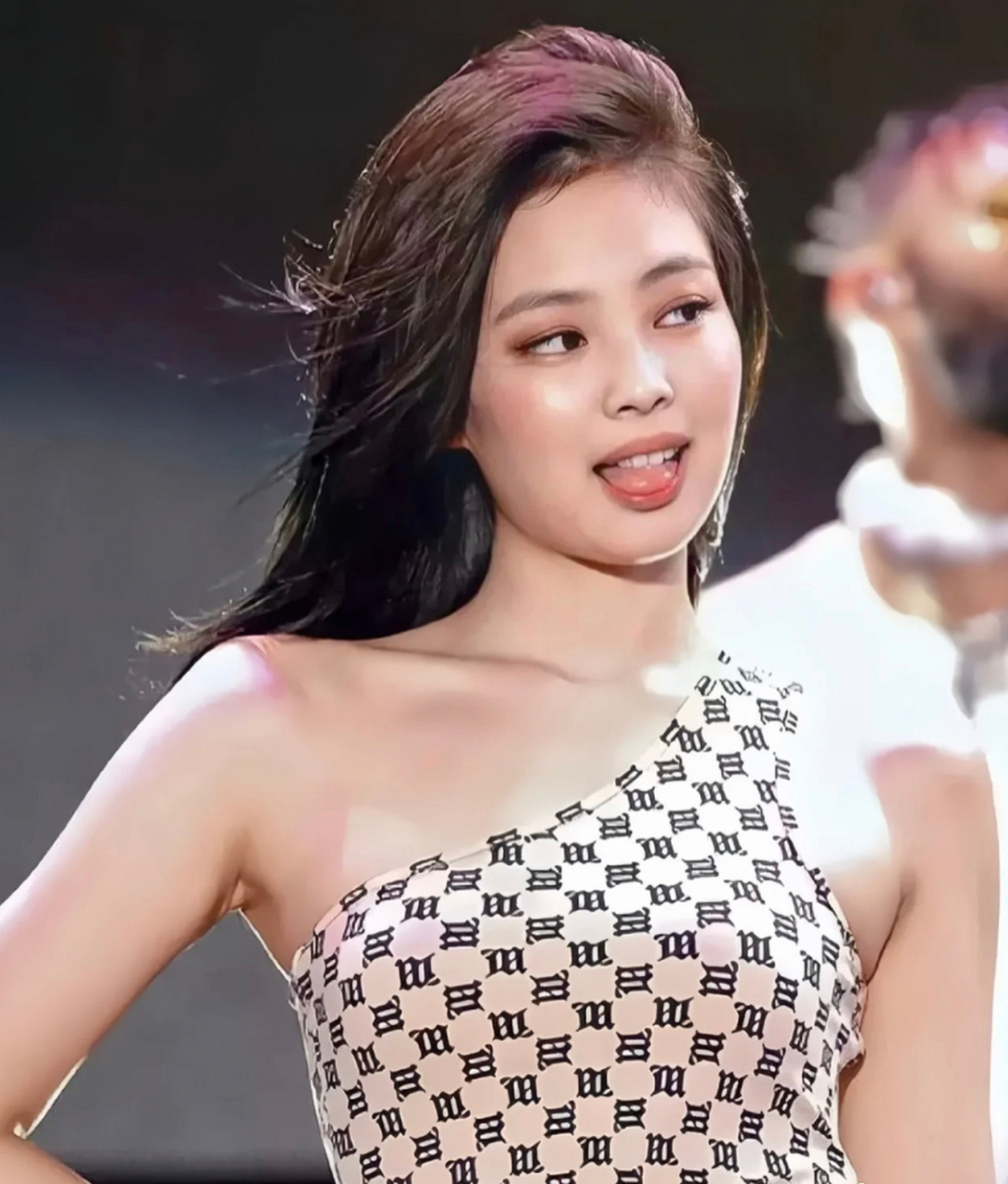 嘿,你有没有注意到jennie那种直角肩啊?感觉有点over了,甚至有点病态.