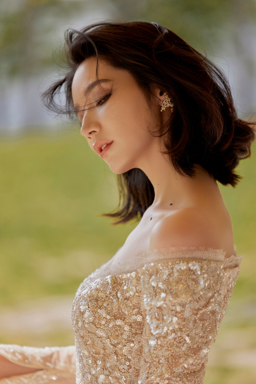 代斯,一袭香槟金长裙,摇曳生姿