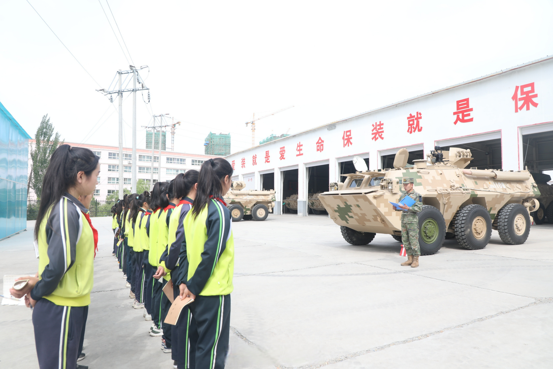 英才 #新疆伊犁八一爱民小学揭牌#】近日,伊犁军分区与伊宁市巴彦岱镇