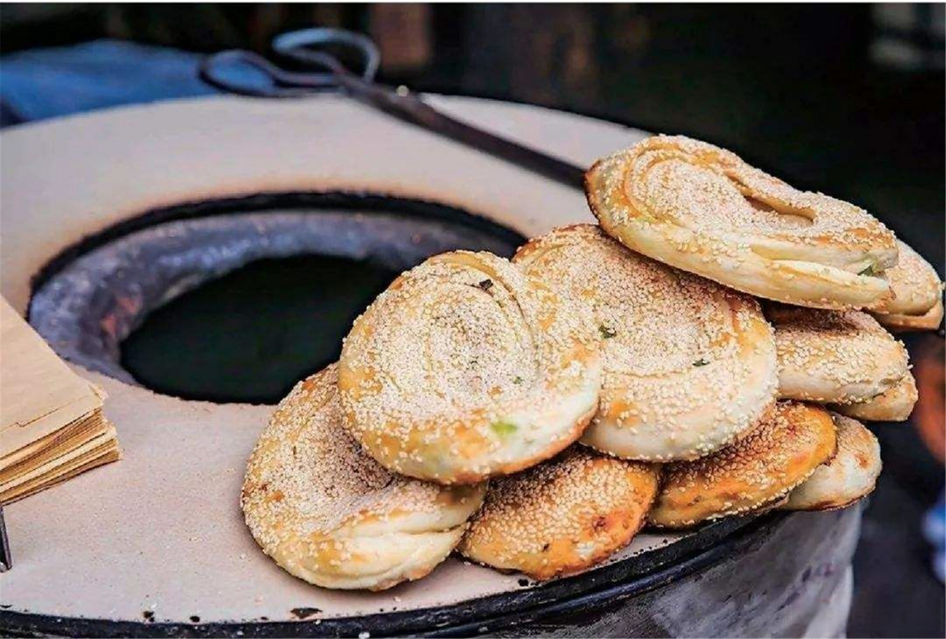 主要流行在河北地区,其中以石家庄地区的缸炉烧饼为代表,以缸横卧