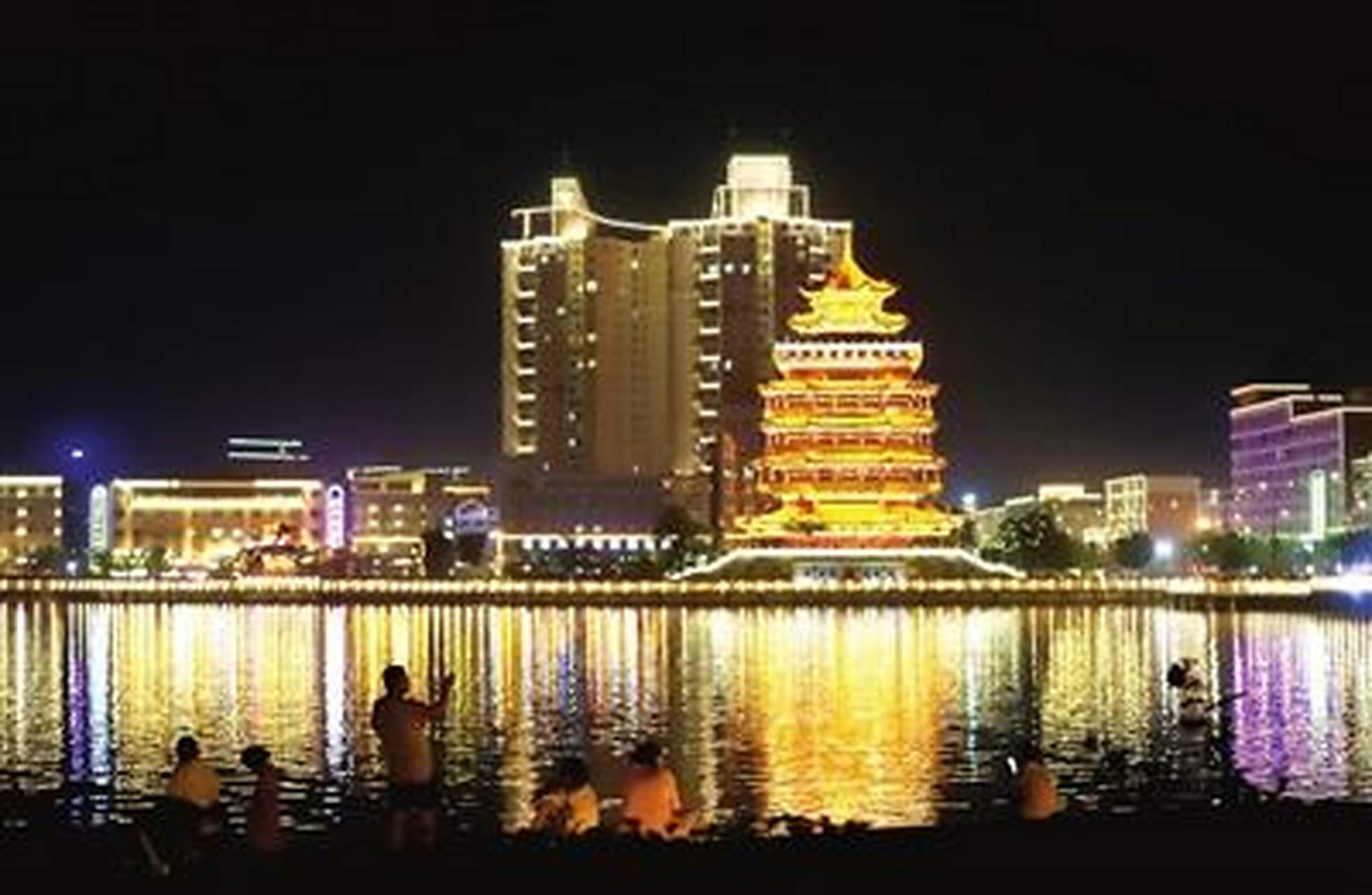 太原头条太原7月1日晚,清徐县东湖公园人民广场,市民惬意消夏.