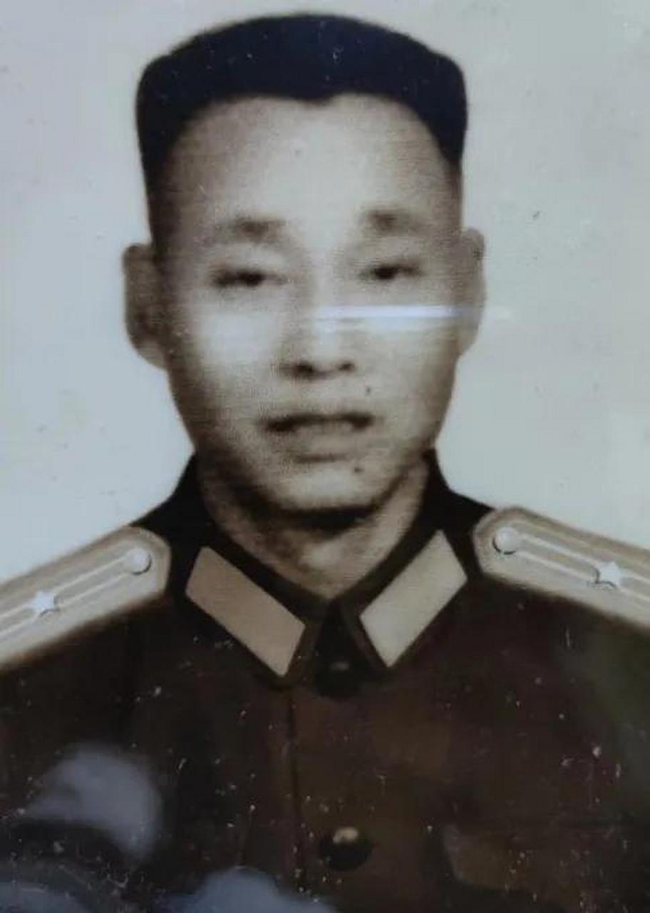 父亲是1955年的开国少校,于当年8月26日被国防部授予了三级独立勋章和