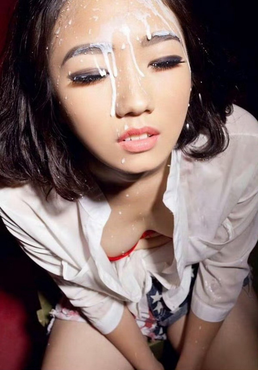 孟美岐早年写真牛奶淋脸上?