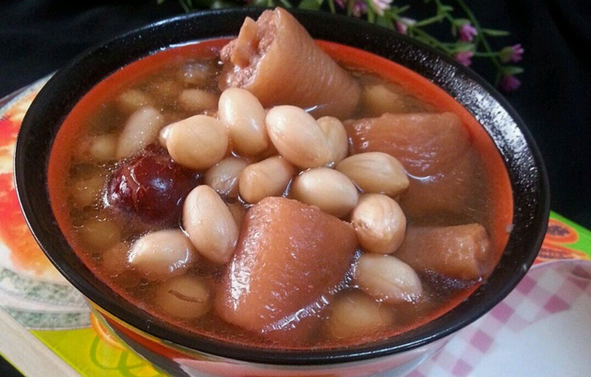 滋养阴血,养肾固精美味汤一花生红枣煲猪尾 花生仁含泛酸,尼克酸,花生