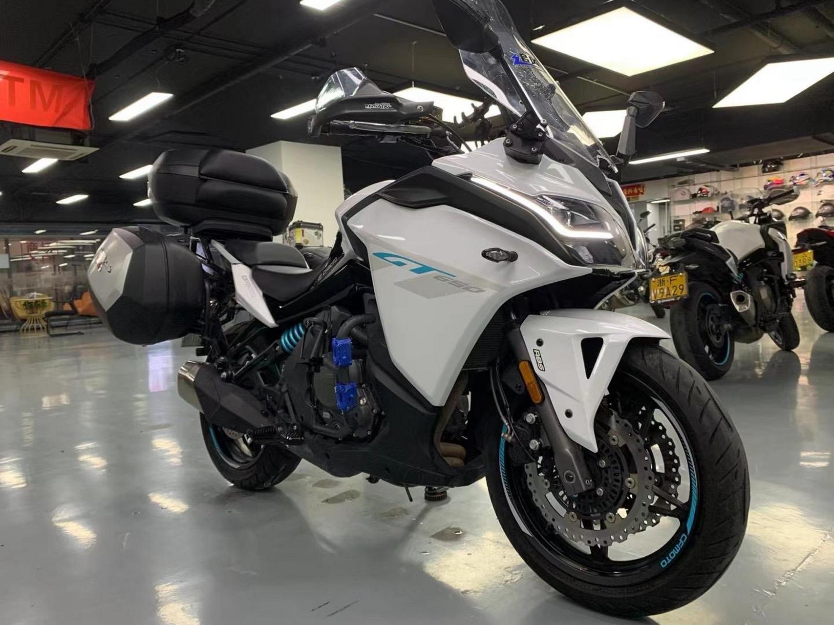 21年春风650gt  行驶9300公里  整车嘎嘎新  到手即可诗和远方  同