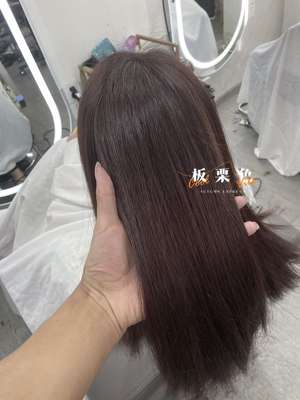 染发 你今天来款板栗色吧,适合肤白mm的一款生活染发颜色,板栗色染